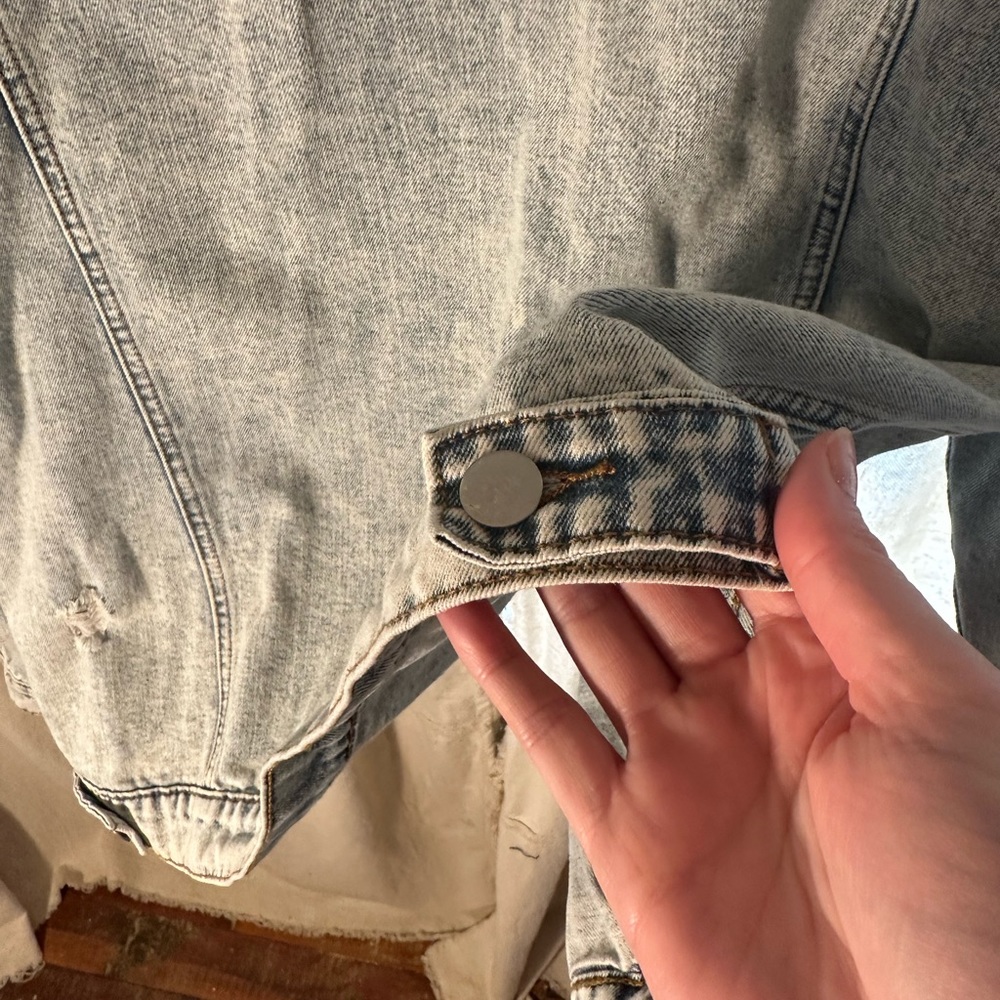 Distressed jean jacket - Picture 5 of 6